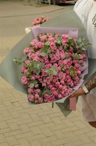 35 кустовых роз с эвкалиптом 675427512001