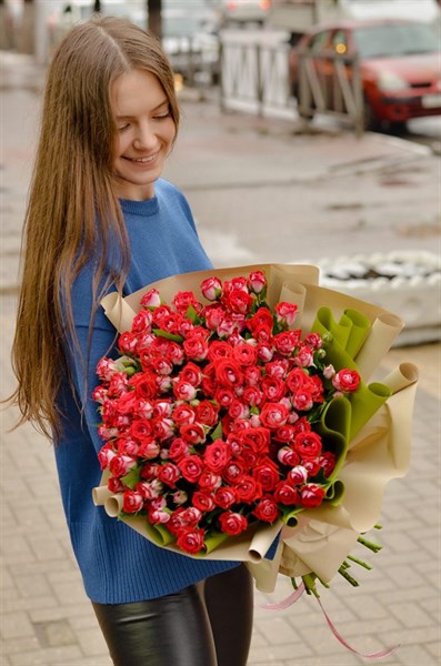 35 кустовых роз в упаковке 490137537491