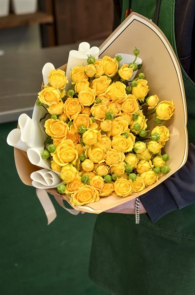 15 кустовых роз в упаковке 609812093121