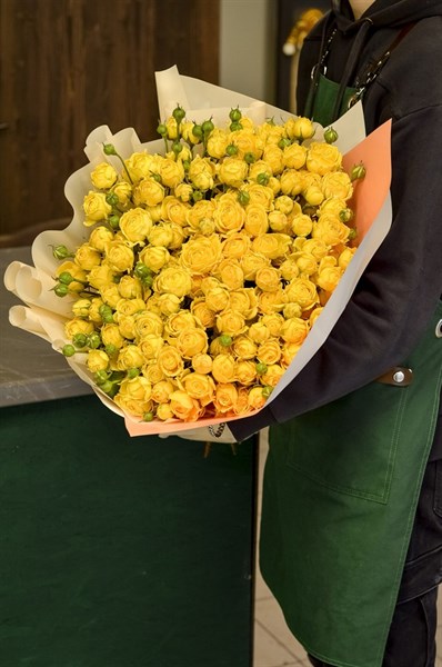 35 кустовых роз в упаковке 600053856321