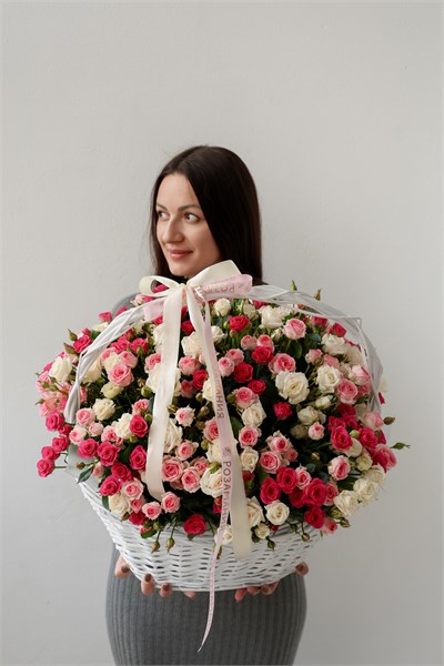 Корзина М с кустовыми розами 2405