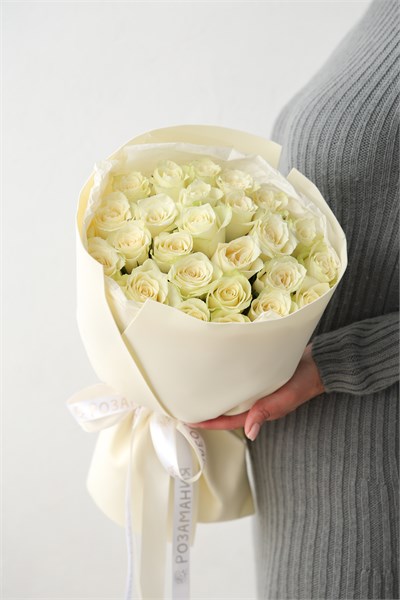 25 роз Кения белая 2430