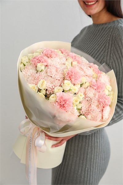 Букет из кустовых роз, хризантем и диантусов Нежный 2432