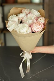Пионы белые в крафте 9шт 879997708441