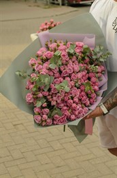 35 кустовых роз с эвкалиптом 675427512001