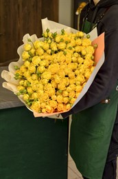 35 кустовых роз в упаковке 600053856321