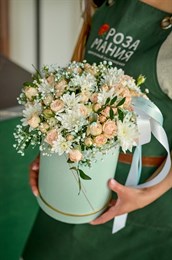 Композиция в шляпной коробке c кустовыми хризантемами и розами 734195765811