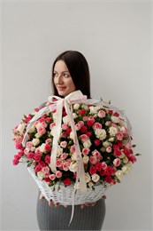 Корзина М с кустовыми розами 2405